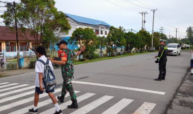 Babinsa Koramil Sarmi Bantu Sebrangkan Pelajar di SMPN 1 Sarmi
